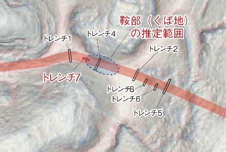 養郷狐谷遺跡のトレンチ7の位置と窪地を埋め立てた範囲を示す図です。トレンチは青の実線、埋め立てた範囲は、青色の点線で囲っています。古代山陰道は朱色で示してあります。